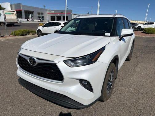 White 2025 Toyota Highlander XLE