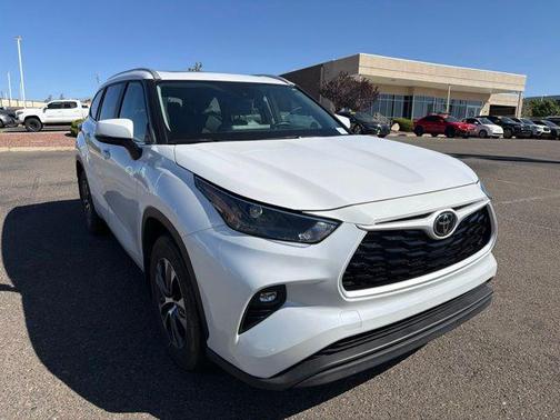 White 2025 Toyota Highlander XLE