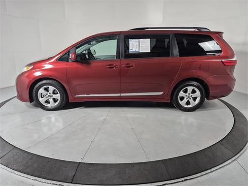 2018 Toyota Sienna LE