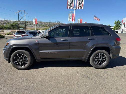 Granite Crystal Metallic Clearcoat 2018 Jeep Grand Cherokee Trailhawk