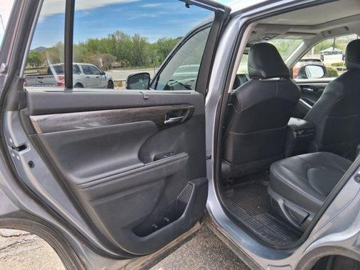 Moon Dust 2021 Toyota Highlander Platinum