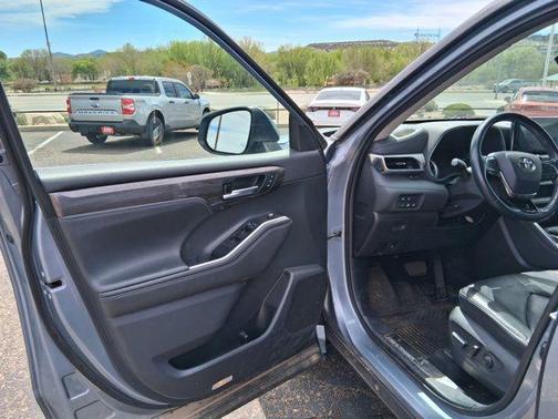 Moon Dust 2021 Toyota Highlander Platinum