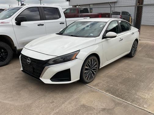 White 2023 Nissan Altima 2.5 SV