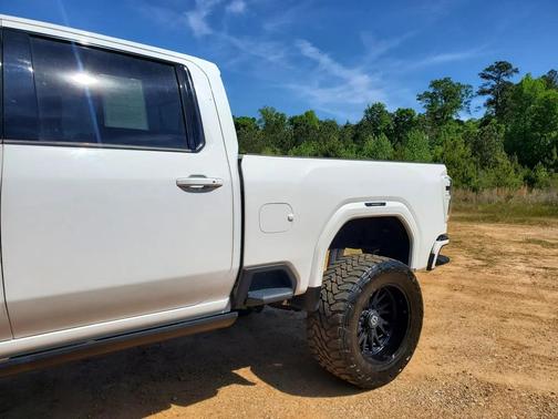 White 2022 GMC Sierra 2500 AT4
