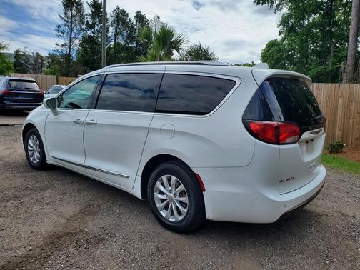 White 2019 Chrysler Pacifica Touring L