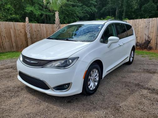 White 2019 Chrysler Pacifica Touring L