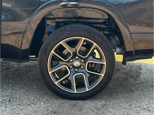 Diamond Black Crystal Pearlcoat 2019 RAM 1500 Laramie