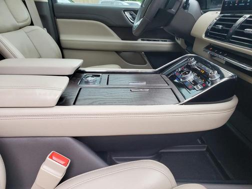 White 2024 Lincoln Navigator Reserve