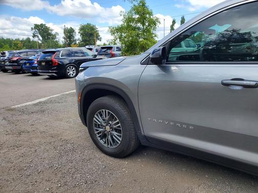 2024 Chevrolet Traverse LS