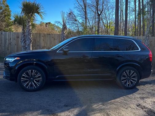 2022 Volvo XC90 T6 Momentum
