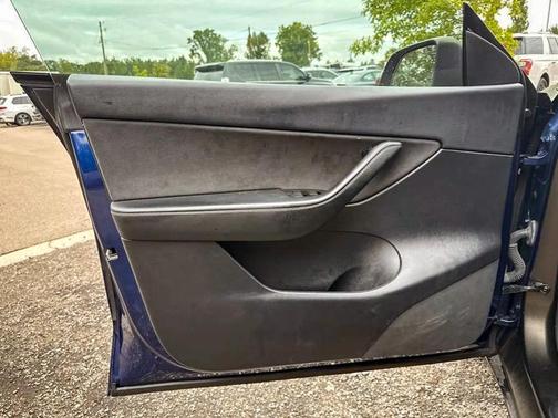 Blue 2022 Tesla Model Y Long Range AWD