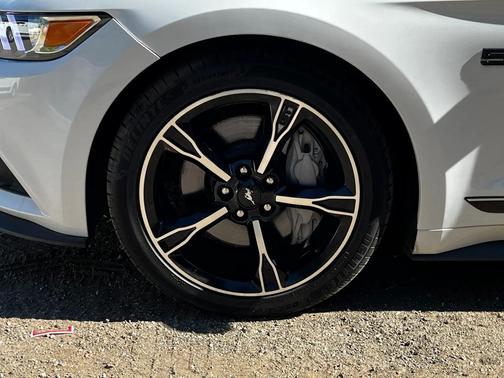 White 2017 Ford Mustang GT Premium
