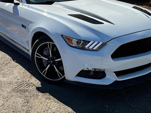 White 2017 Ford Mustang GT Premium
