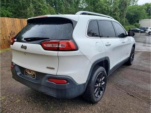 White 2018 Jeep Cherokee Latitude