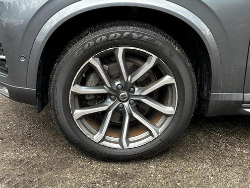 2018 Volvo XC90 T6 Momentum