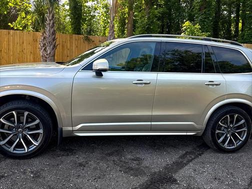 2017 Volvo XC90 T6 Momentum
