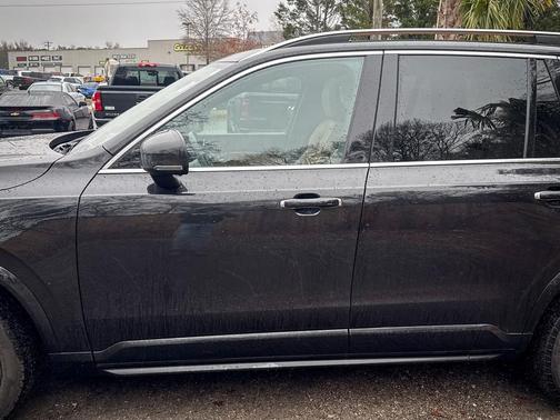 2016 Volvo XC90 T6 Momentum