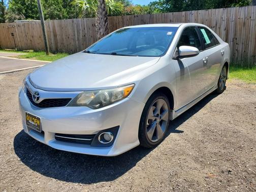 Silver 2014 Toyota Camry SE