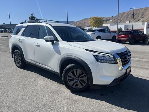 2023 Nissan Pathfinder SV