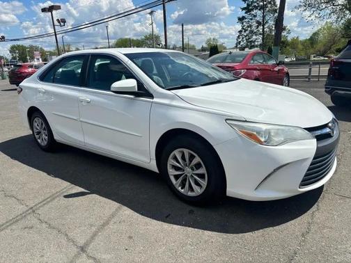 White 2015 Toyota Camry XSE