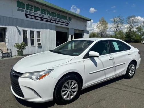 White 2015 Toyota Camry XSE