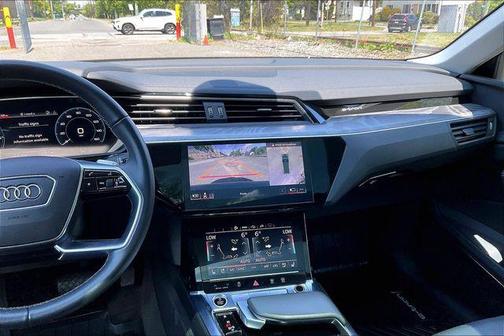 Mythos Black Metallic 2023 Audi e-tron Premium Plus quattro