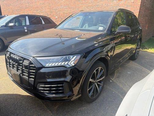 Mythos Black Metallic 2023 Audi Q7 55 Premium Plus