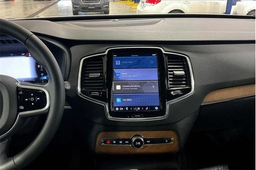 2023 Volvo XC90 B5 Plus