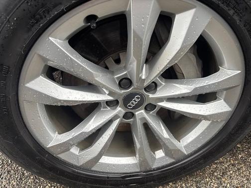 Florett Silver Metallic 2018 Audi Q7 2.0T Premium Plus