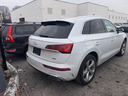 Glacier White Metallic 2023 Audi Q5 45 S line Premium Plus
