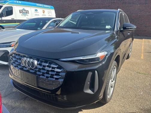 Mythos Black Metallic 2025 Audi Q5 2.0T Premium Plus