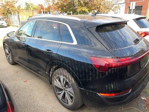 2024 Audi Q8 e-tron Premium Plus