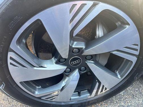 Mythos Black Metallic 2025 Audi Q6 e-tron Premium Plus quattro