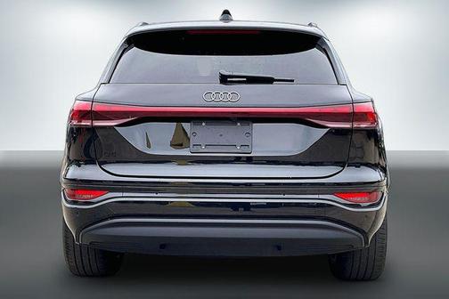 Mythos Black Metallic 2025 Audi Q6 e-tron Premium Plus quattro