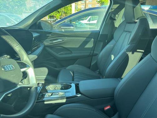 Mythos Black Metallic 2025 Audi Q6 e-tron Premium Plus quattro