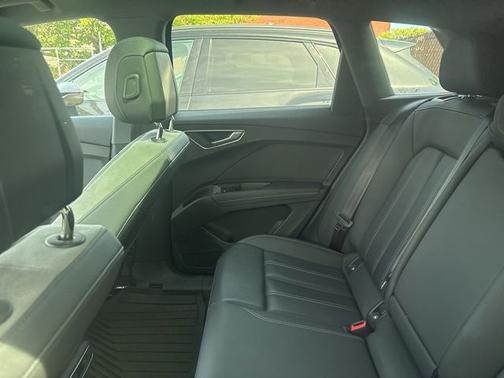 Mythos Black Metallic 2023 Audi Q4 e-tron Premium