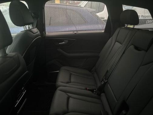 Mythos Black Metallic 2025 Audi Q7 55 Premium Plus