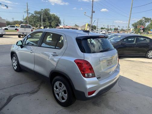 Silver Ice Metallic 2018 Chevrolet Trax LS