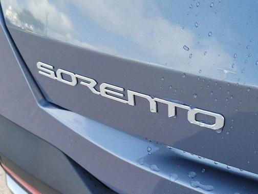 Everlasting Silver 2025 Kia Sorento S