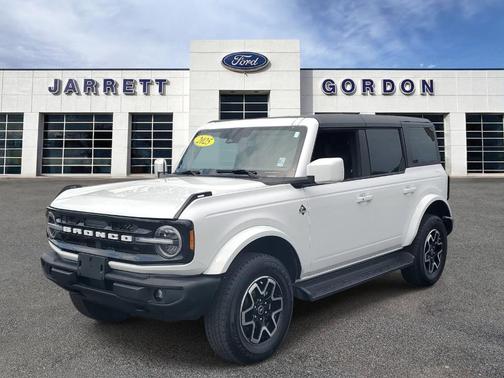 Oxford White 2025 Ford Bronco Outer Banks