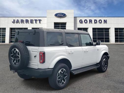 Oxford White 2025 Ford Bronco Outer Banks