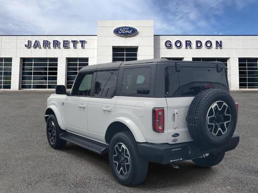 Oxford White 2025 Ford Bronco Outer Banks