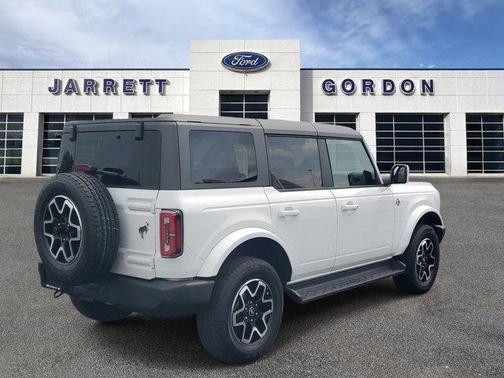 Oxford White 2025 Ford Bronco Outer Banks