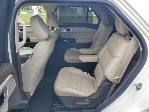 Star White 2022 Ford Explorer Platinum