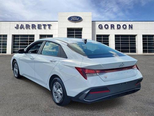 White 2025 Hyundai ELANTRA SE