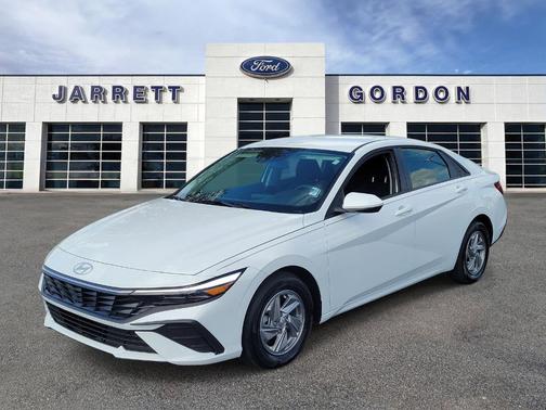 White 2025 Hyundai ELANTRA SE