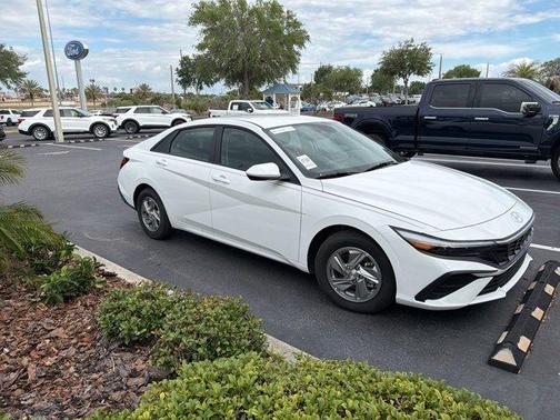 White 2025 Hyundai ELANTRA SE