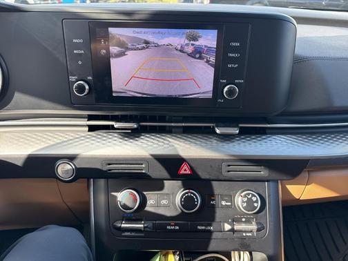 2024 Kia Carnival LX