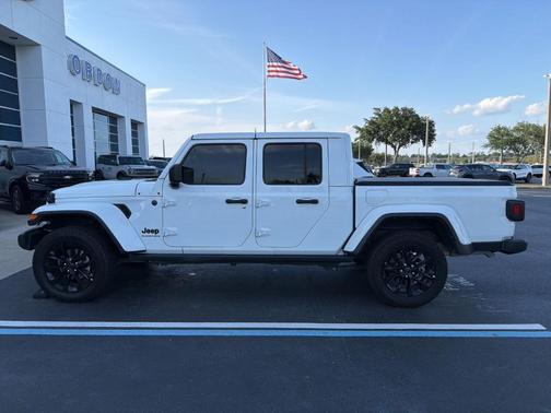 Bright White Clearcoat 2025 Jeep Gladiator Sport