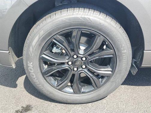 2022 Ford Edge SE